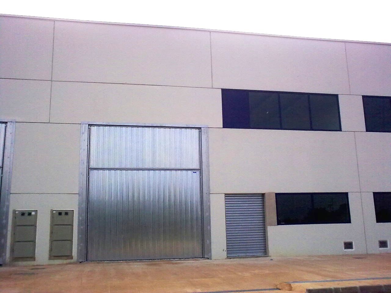 Por 175000€ nave en avenida hermanos Bou