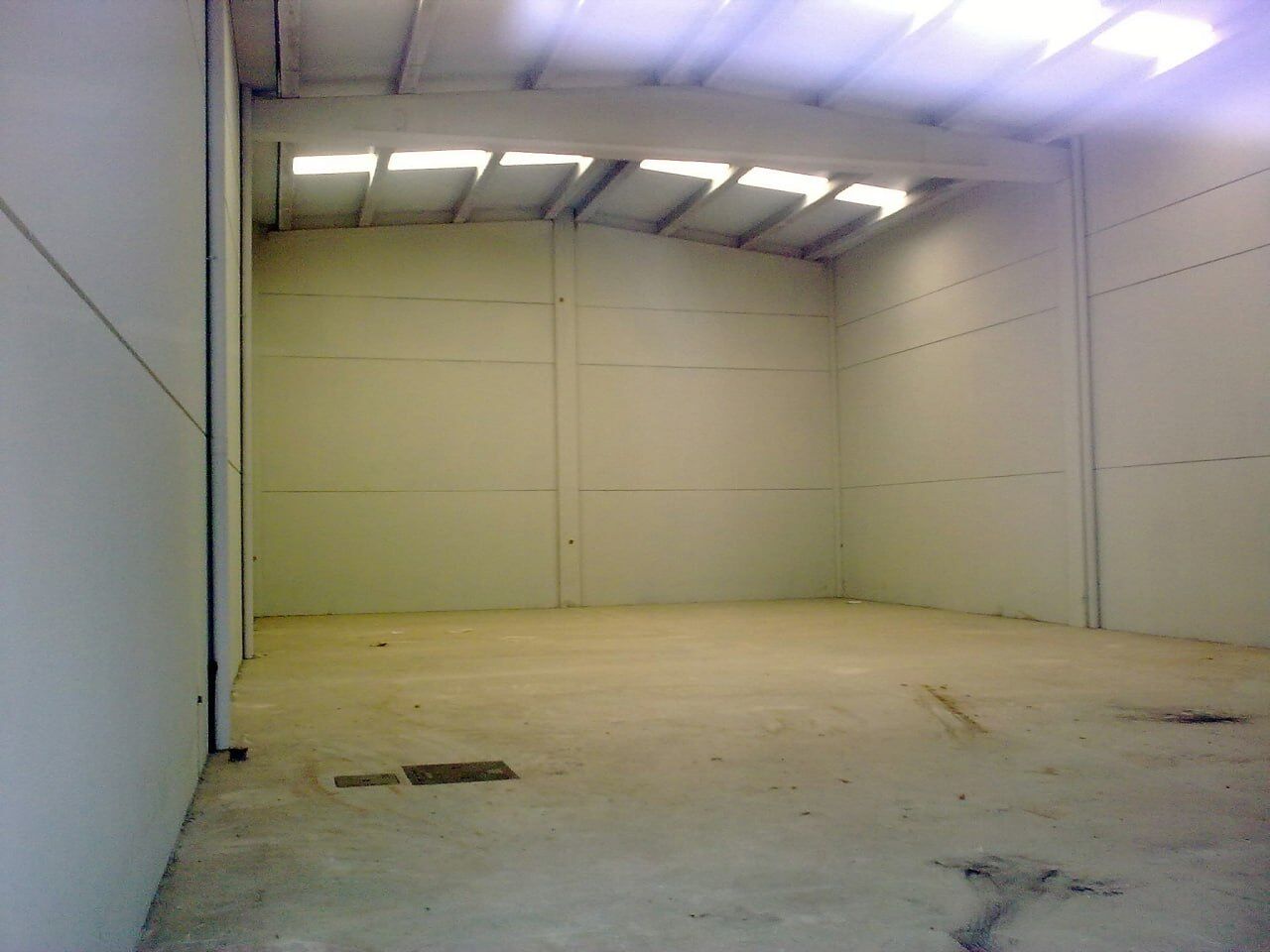 Por 175000€ nave en avenida hermanos Bou