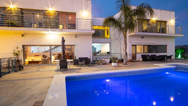 Por 990.000€ villa en urbanización privada