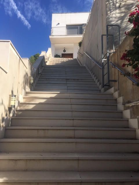 Por 990.000€ villa en urbanización privada
