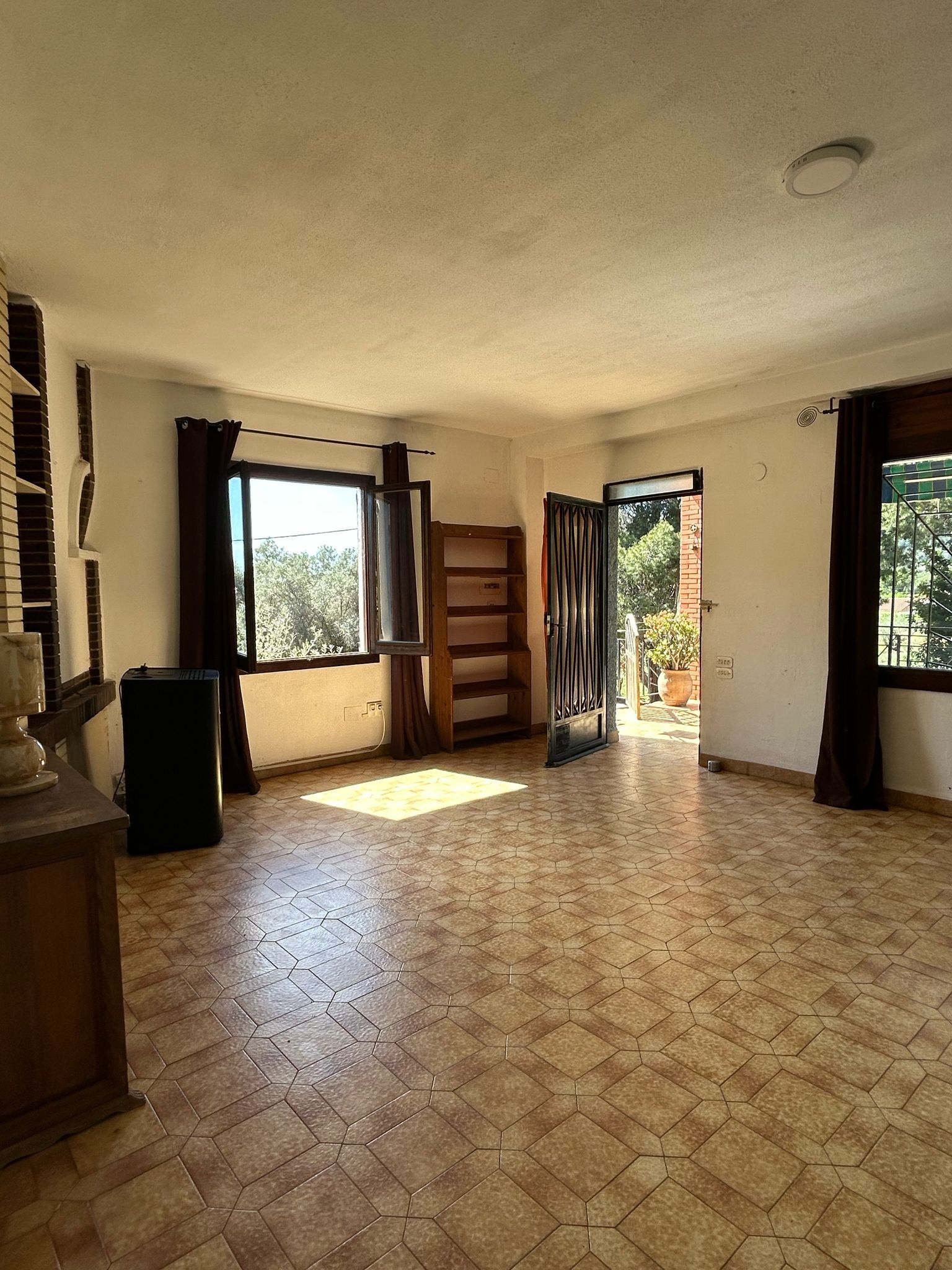 Por 160000€ villa con terreno rustico en Borriol.