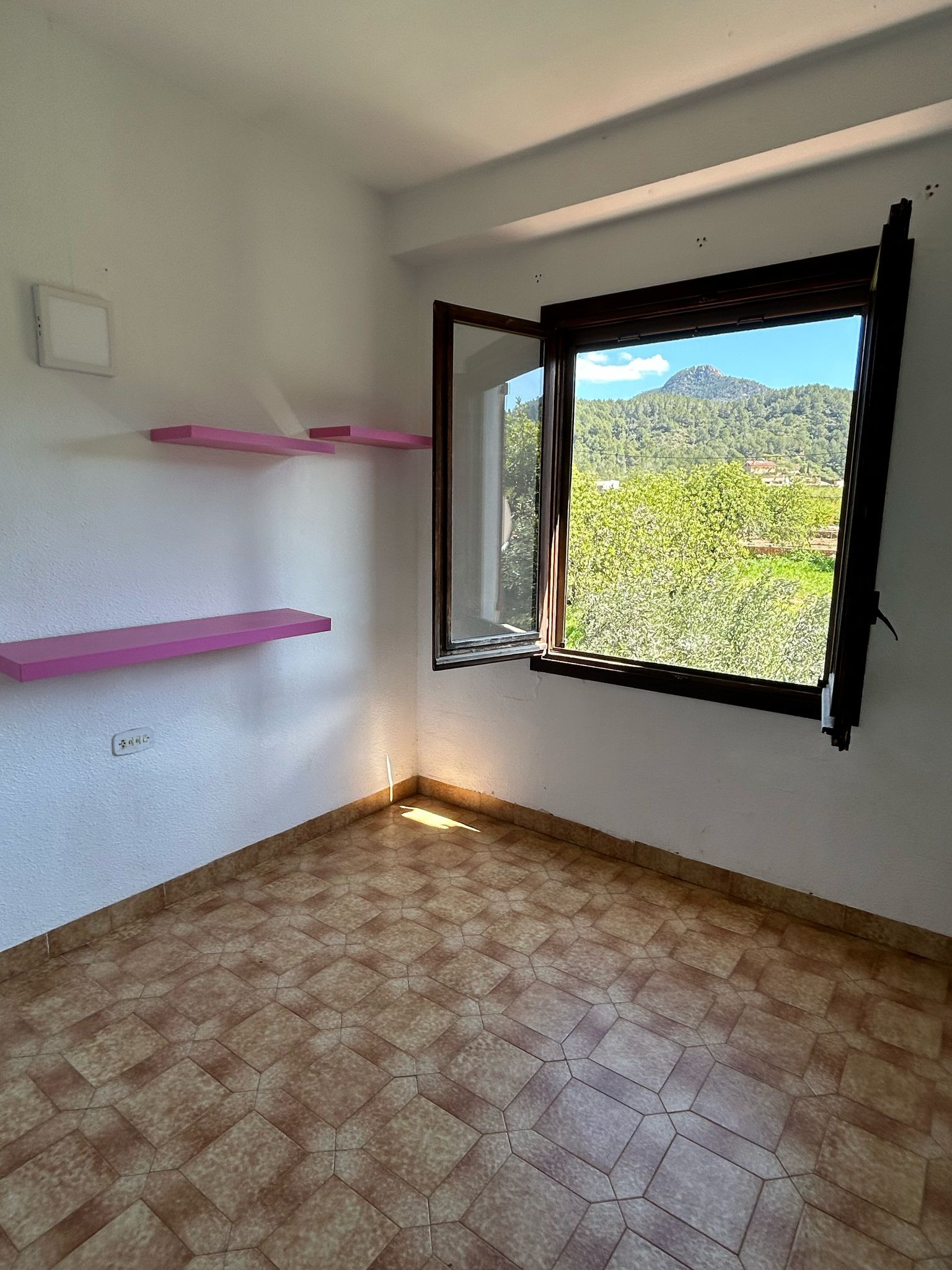 Por 160000€ villa con terreno rustico en Borriol.