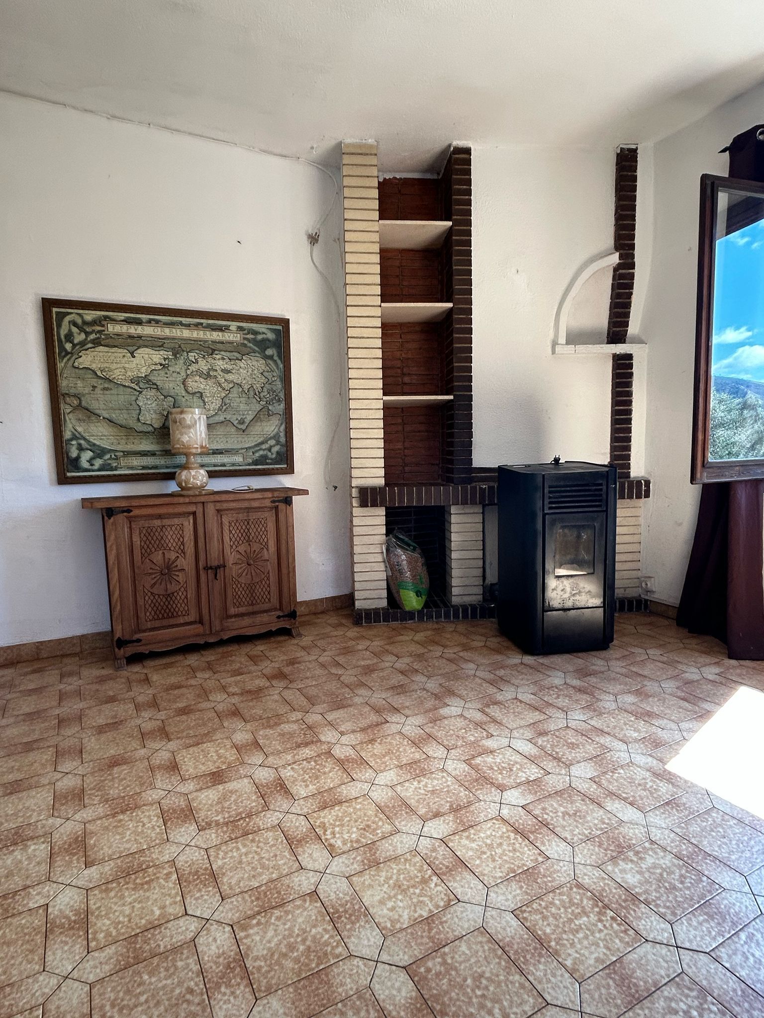 Por 160000€ villa con terreno rustico en Borriol.
