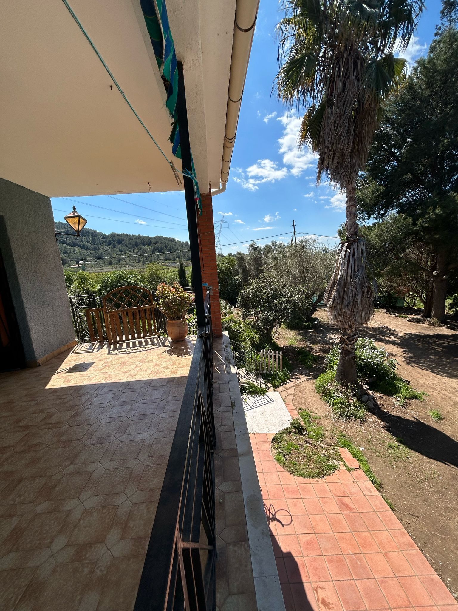 Por 160000€ villa con terreno rustico en Borriol.