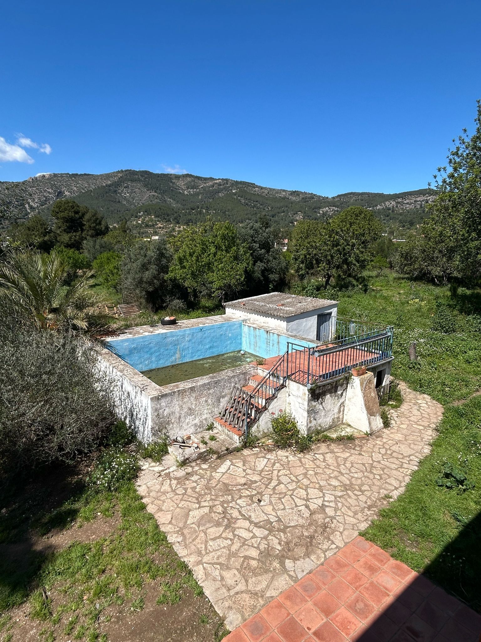 Por 160000€ villa con terreno rustico en Borriol.