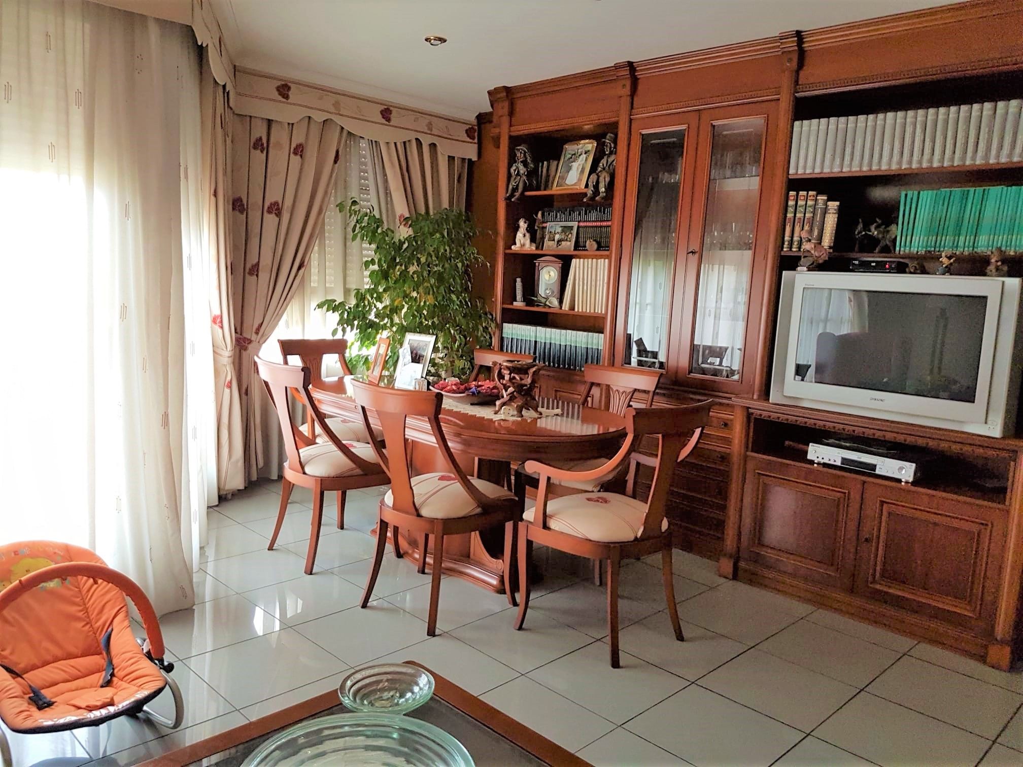 Por 245000€ adosado con muchas mejoras, seminuevo