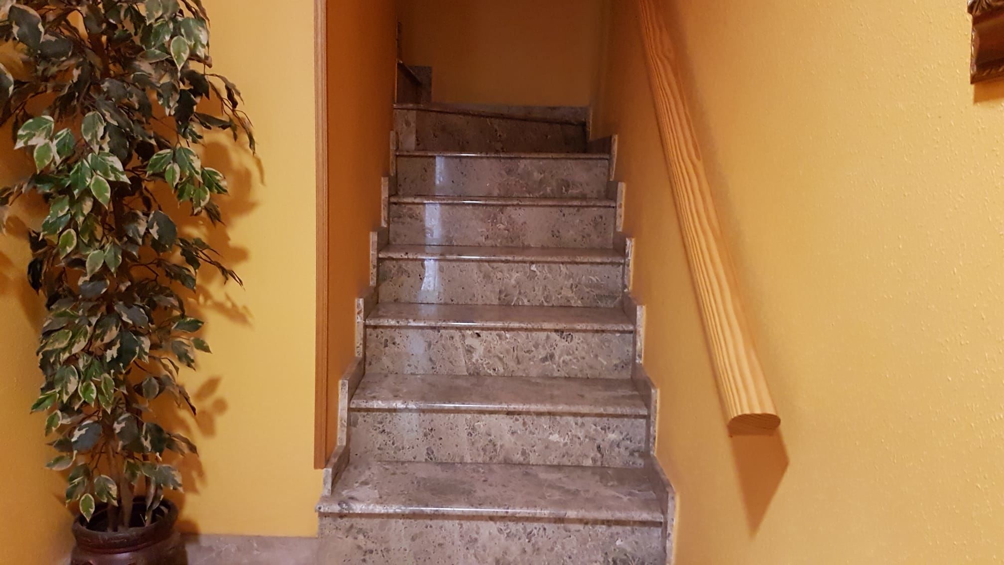Por 245000€ adosado con muchas mejoras, seminuevo