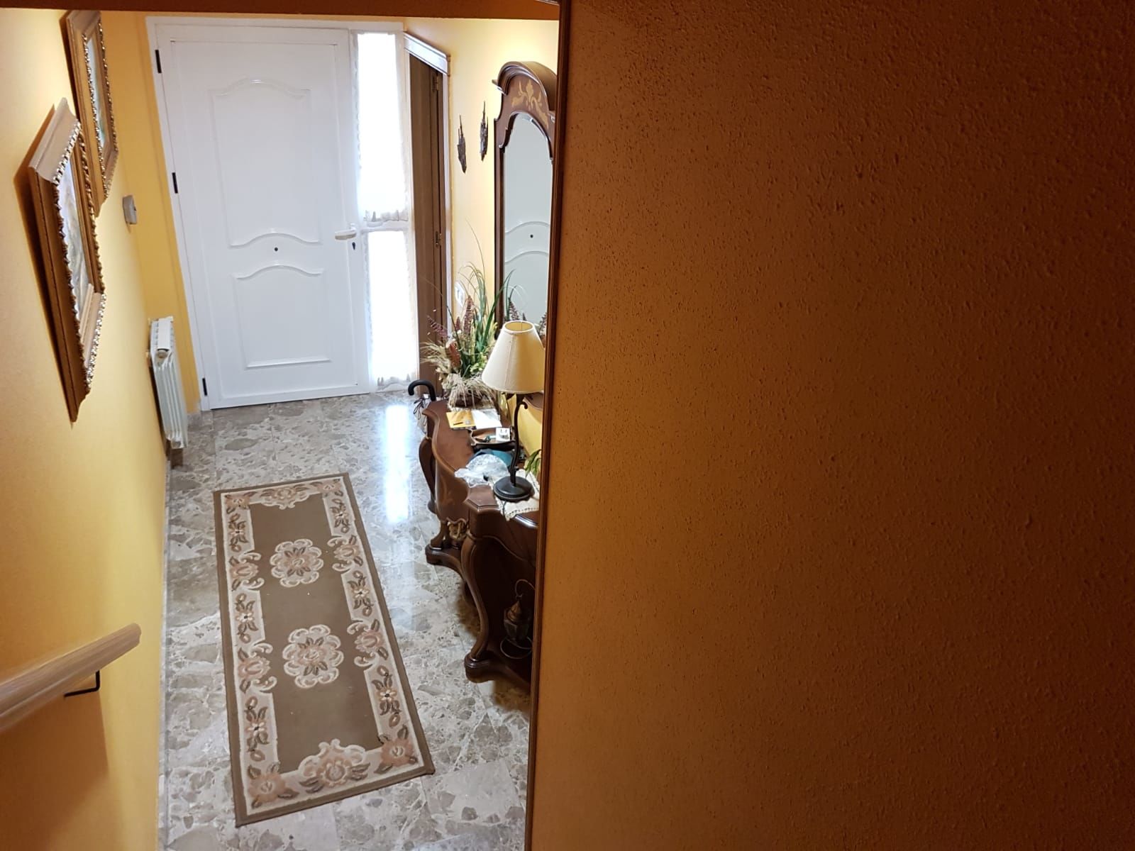 Por 245000€ adosado con muchas mejoras, seminuevo
